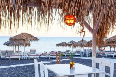 Yunanistan 'ın Santorini adasındaki Perissa plajı yakınlarındaki masalar