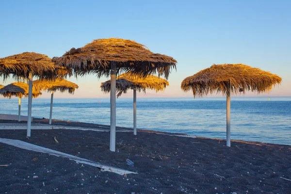 Perissa Sahilindeki Şemsiyeler Gün Batımı Zamanı Yunanistan — Stok fotoğraf