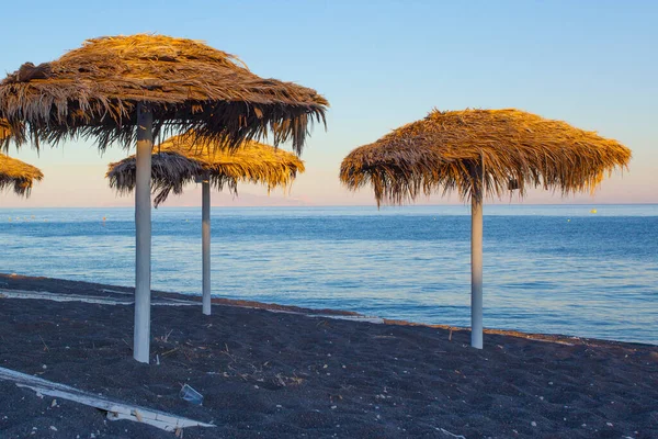 Perissa Sahilindeki Şemsiyeler Gün Batımı Zamanı Yunanistan — Stok fotoğraf