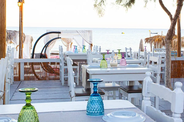 Tables Près Plage Perissa Dans Café Île Santorin Grèce — Photo