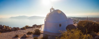 Yunanistan 'ın Santorini adasındaki Oia kasabası yakınlarındaki küçük kilise