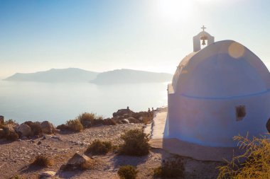 Yunanistan 'ın Santorini adasındaki Oia kasabası yakınlarındaki küçük kilise