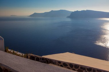 Santorini Adası 'ndaki ünlü Yunan şehri Oia' nın manzarası.