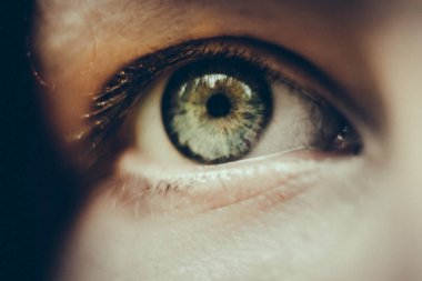 Yeşil gözün yakın çekim makrosu