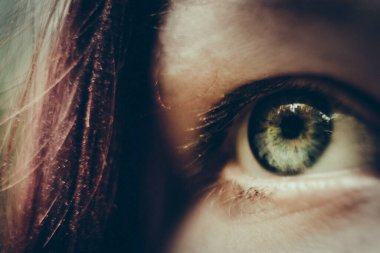 yeşil insan gözü yakın çekim fotoğrafı