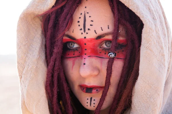 Retrato Jovem Mulher Bonita Com Maquiagem Etno Dreadlocks — Fotografia de Stock