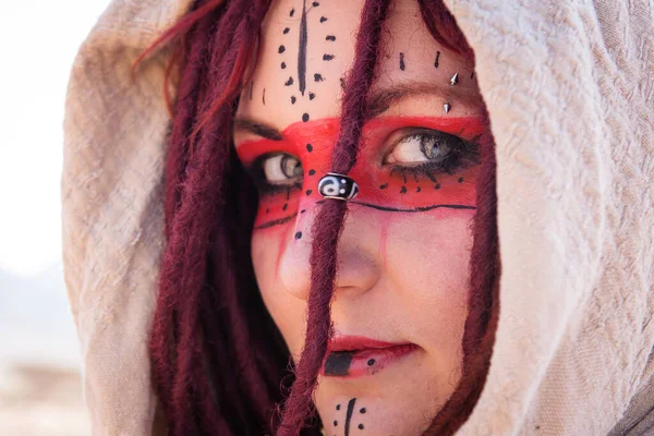 Retrato Jovem Mulher Bonita Com Maquiagem Etno Dreadlocks — Fotografia de Stock