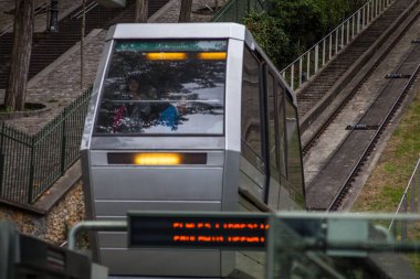 PARIS, FRANCE - 1 Ekim 2016: Montmartre 'de çok popüler bir yer olan Sacre Coeur' un Kutsal Yürek Bazilikası 'na ithaf edilmiştir..