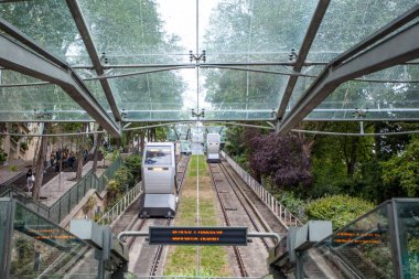 PARIS, FRANCE - 1 Ekim 2016: Montmartre 'de çok popüler bir yer olan Sacre Coeur' un Kutsal Yürek Bazilikası 'na ithaf edilmiştir..