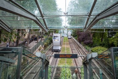 PARIS, FRANCE - 1 Ekim 2016: Montmartre 'de çok popüler bir yer olan Sacre Coeur' un Kutsal Yürek Bazilikası 'na ithaf edilmiştir..