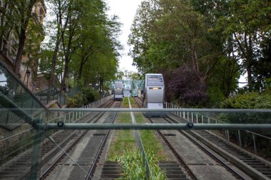 PARIS, FRANCE - 1 Ekim 2016: Montmartre 'de çok popüler bir yer olan Sacre Coeur' un Kutsal Yürek Bazilikası 'na ithaf edilmiştir..