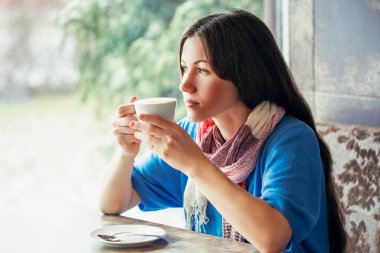 Kahverengi arka Grou 'da bir fincan sıcak kahve.