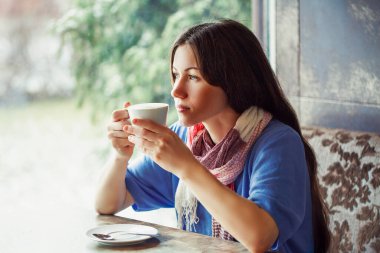 Kahverengi arka Grou 'da bir fincan sıcak kahve.