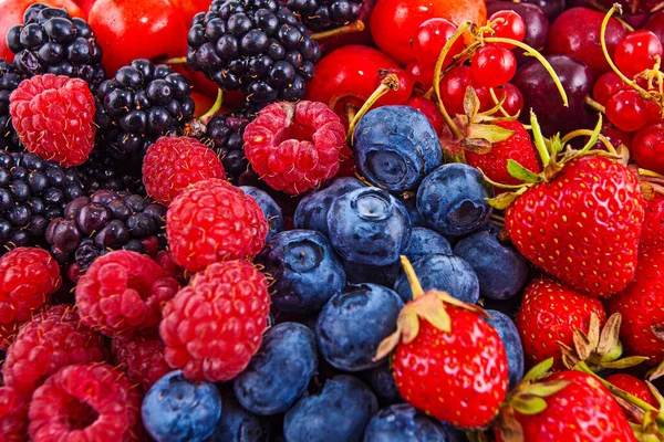 Beri Musim Panas Campuran Segar Raspberry Strawberry Blueberry — Stok Foto