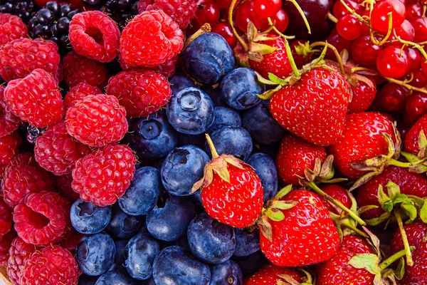 Beri Musim Panas Campuran Segar Raspberry Strawberry Blueberry — Stok Foto