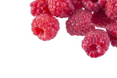 Beyaz arkaplanda izole edilmiş parlak olgun ahududu.