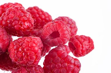 Beyaz arkaplanda izole edilmiş parlak olgun ahududu.