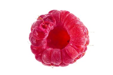 Beyaz arkaplanda izole edilmiş parlak olgun ahududu.