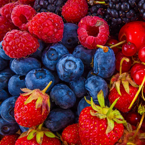 Beri Musim Panas Campuran Segar Raspberry Strawberry Blueberry — Stok Foto