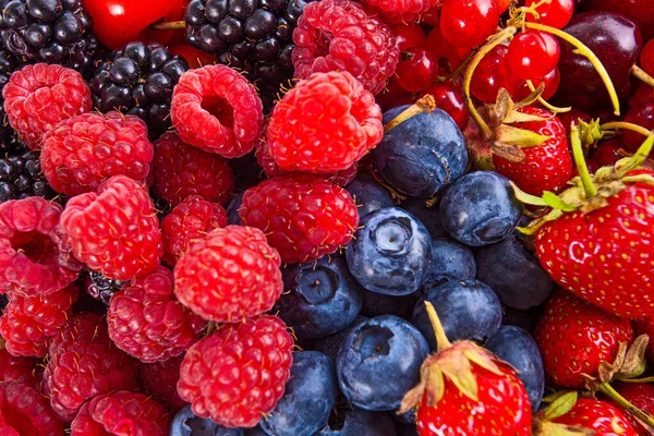 Beri Musim Panas Campuran Segar Raspberry Strawberry Blueberry — Stok Foto