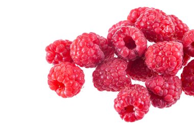 Beyaz arkaplanda izole edilmiş parlak olgun ahududu.