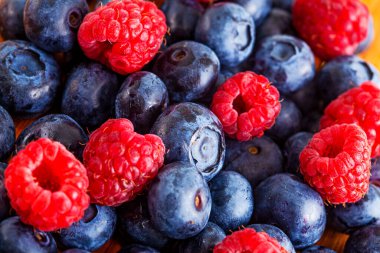 Taze karışık yaz meyveleri - yabanmersini, ahududu ve böğürtlen