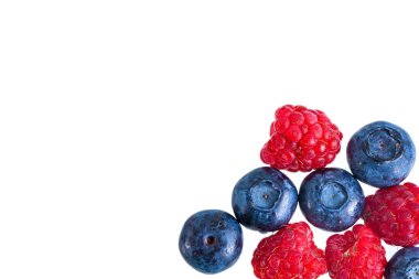 Taze ahududu ve yaban mersini yığını izole edilmiş.