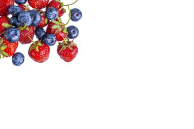 Taze yaz yaban mersini ve çilek yığını, ıssız.