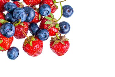 Taze yaz yaban mersini ve çilek yığını, ıssız.