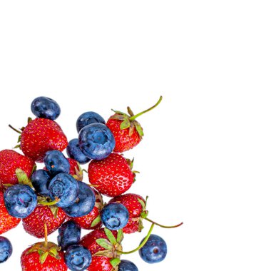 Taze yaz yaban mersini ve çilek yığını, ıssız.