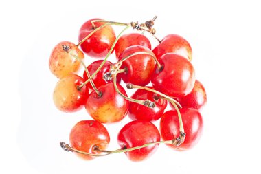 Taze yaz sarısı, kırmızı kirazlı izole edilmiş.