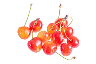 Taze yaz sarısı, kırmızı kirazlı izole edilmiş.