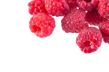 Beyaz arkaplanda izole edilmiş parlak olgun ahududu.