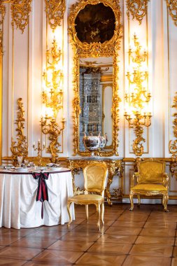 ST.PETERSBURG, RUSSIA - 24 Haziran: 2 Ağustos 2012 'de Rusya' nın St. Petersburg kentinde Catherine Sarayı Yemek Odası. Eski İmparatorluk Sarayı. Bina 1717 yılında I. Catherine 'in emriyle inşa edilmiştir. Şimdi bir müze.