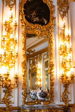 ST.PETERSBURG, RUSSIA - 24 Haziran 2013 'te Rusya' nın St. Petersburg kentindeki Catherine Sarayı 'nın İçişleri. Eski İmparatorluk Sarayı. Bina 1717 yılında I. Catherine 'in emriyle inşa edilmiştir. Şimdi bir müze.