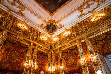 ST.PETERSBURG, RUSSIA - 24 Haziran: Catherine Palace 'ın İçişleri, Amber odası, 2 Ağustos 2013, St. Petersburg, Rusya. Eski İmparatorluk Sarayı. Bina 1717 yılında I. Catherine 'in emriyle inşa edilmiştir. Şimdi bir müze.