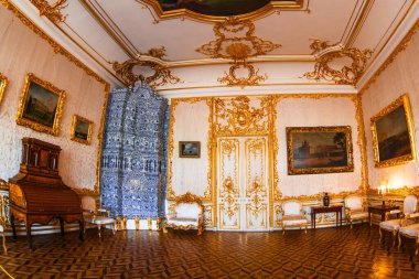 ST.PETERSBURG, RUSSIA - 24 Haziran 2013 'te Rusya' nın St. Petersburg kentinde bulunan Catherine Palace 'ın İçişleri. Eski İmparatorluk Sarayı. Bina 1717 yılında I. Catherine 'in emriyle inşa edilmiştir. Şimdi bir müze.