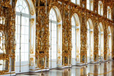 ST.PETERSBURG, RUSSIA - 24 Haziran 2013 'te Rusya' nın St. Petersburg kentinde bulunan Catherine Palace 'ın İçişleri, balo salonu. Eski İmparatorluk Sarayı. Bina 1717 yılında I. Catherine 'in emriyle inşa edilmiştir. Şimdi bir müze.