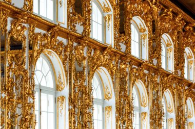 ST.PETERSBURG, RUSSIA - 24 Haziran 2013 'te Rusya' nın St. Petersburg kentinde bulunan Catherine Palace 'ın İçişleri, balo salonu. Eski İmparatorluk Sarayı. Bina 1717 yılında I. Catherine 'in emriyle inşa edilmiştir. Şimdi bir müze.