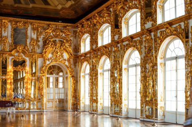 ST.PETERSBURG, RUSSIA - 24 Haziran 2013 'te Rusya' nın St. Petersburg kentinde bulunan Catherine Palace 'ın İçişleri, balo salonu. Eski İmparatorluk Sarayı. Bina 1717 yılında I. Catherine 'in emriyle inşa edilmiştir. Şimdi bir müze.
