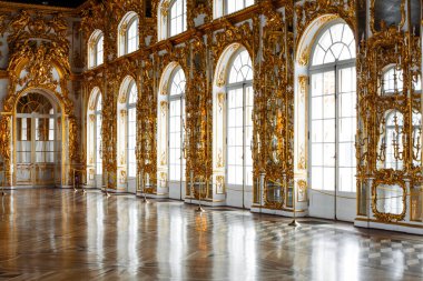 ST.PETERSBURG, RUSSIA - 24 Haziran 2013 'te Rusya' nın St. Petersburg kentinde bulunan Catherine Palace 'ın İçişleri, balo salonu. Eski İmparatorluk Sarayı. Bina 1717 yılında I. Catherine 'in emriyle inşa edilmiştir. Şimdi bir müze.