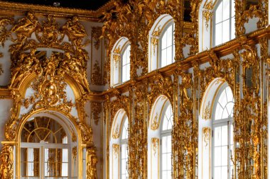 ST.PETERSBURG, RUSSIA - 24 Haziran 2013 'te Rusya' nın St. Petersburg kentinde bulunan Catherine Palace 'ın İçişleri, balo salonu. Eski İmparatorluk Sarayı. Bina 1717 yılında I. Catherine 'in emriyle inşa edilmiştir. Şimdi bir müze.