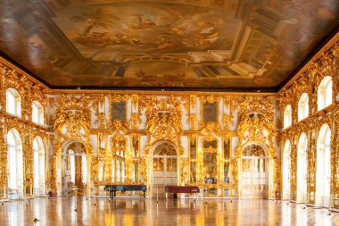 ST.PETERSBURG, RUSSIA - 24 Haziran 2013 'te Rusya' nın St. Petersburg kentinde bulunan Catherine Palace 'ın İçişleri, balo salonu. Eski İmparatorluk Sarayı. Bina 1717 yılında I. Catherine 'in emriyle inşa edilmiştir. Şimdi bir müze.