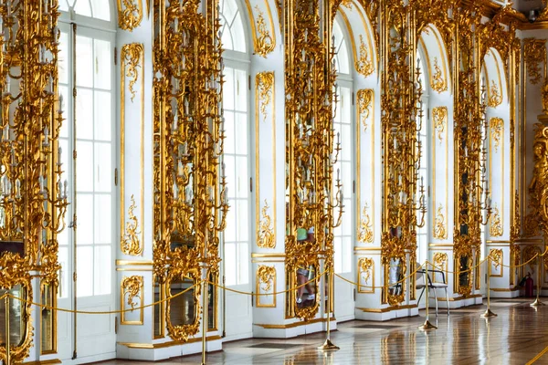 ST.PETERSBURG, RUSSIA - 24 Haziran 2013 'te Rusya' nın St. Petersburg kentinde bulunan Catherine Palace 'ın İçişleri, balo salonu. Eski İmparatorluk Sarayı. Bina 1717 yılında I. Catherine 'in emriyle inşa edilmiştir. Şimdi bir müze.
