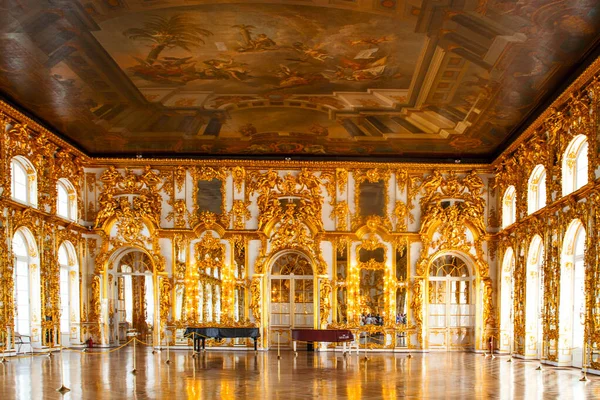 Petersburg ロシア 6月24 キャサリン宮殿のインテリア ボールルーム 6月24 2013 Petersburg ロシア 旧皇居 — ストック写真