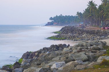 Varkala sahilinin çevresindeki güzel deniz ve palmiyeler, Kerala, Hindistan