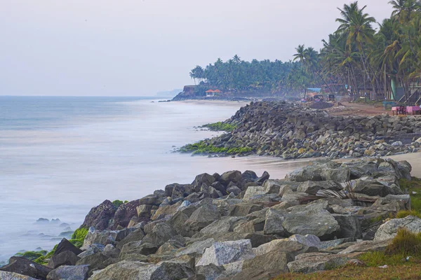 印度喀拉拉拉邦瓦尔卡拉海滩周围美丽的大海和棕榈树 — 图库照片