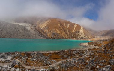 Gökyo Gölü 'nün muhteşem mavi suyuyla manzarası, Nepal