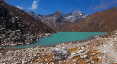 Gökyo Gölü 'nün muhteşem mavi suyuyla manzarası, Nepal