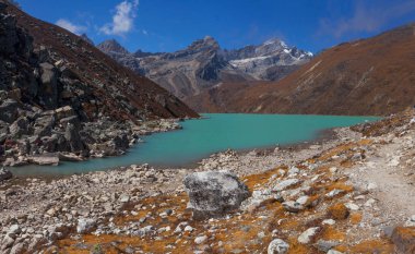 Gökyo Gölü 'nün muhteşem mavi suyuyla manzarası, Nepal